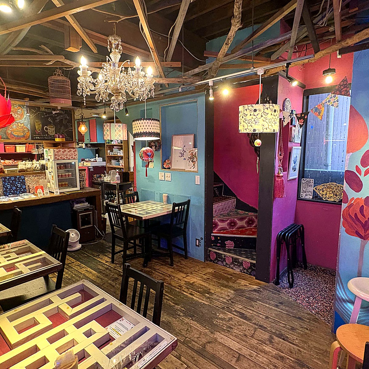蓮のランタンが灯る店内